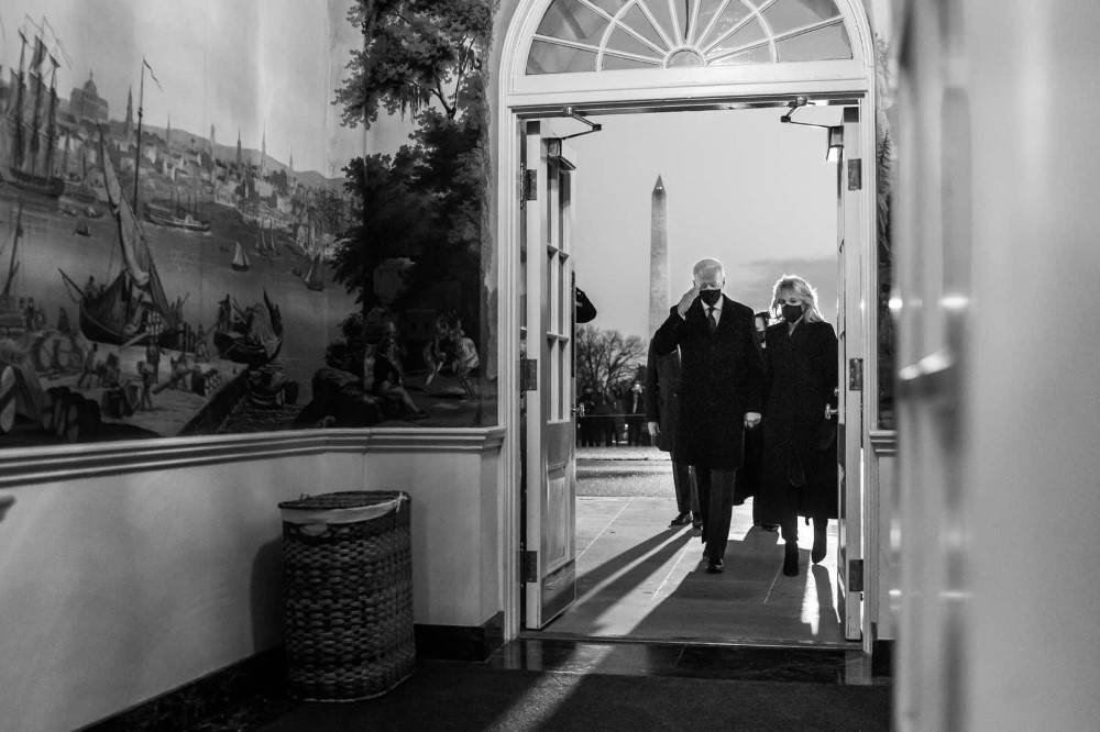 El presidente Joe Biden, acompañado por la primera dama Jill Biden, saluda a un centinela de la Marina de los EE. UU. que se encuentra frente a la Sala de Recepción Diplomática de la Casa Blanca el lunes 22 de febrero de 2021, luego de observar un momento de silencio en honor a los 500,000 estadounidenses que han muerto del virus del COVID-19.