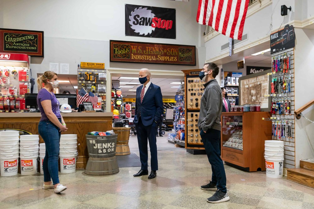 El presidente Joe Biden habla con la propietaria de Little Wild Things Farm, Mary Ackley, y W.S. Mike Siegel, copropietario de Jenks & Son, martes 9 de marzo de 2021 en W.S. Jenks & Son en Washington, DC.