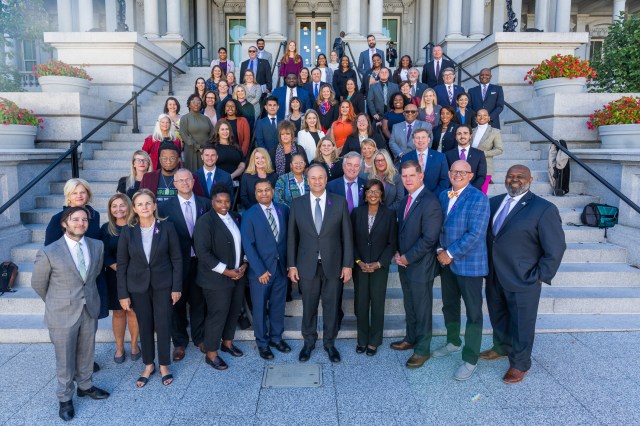 Second Gentleman Doug Emhoff poses for a photo with attendees of the Office of National Drug Control Policy Recovery Summit, Friday, September 23, 2022, in the Eisenhower Executive Office Building of the White House. (Official White House Photo by Cameron Smith)